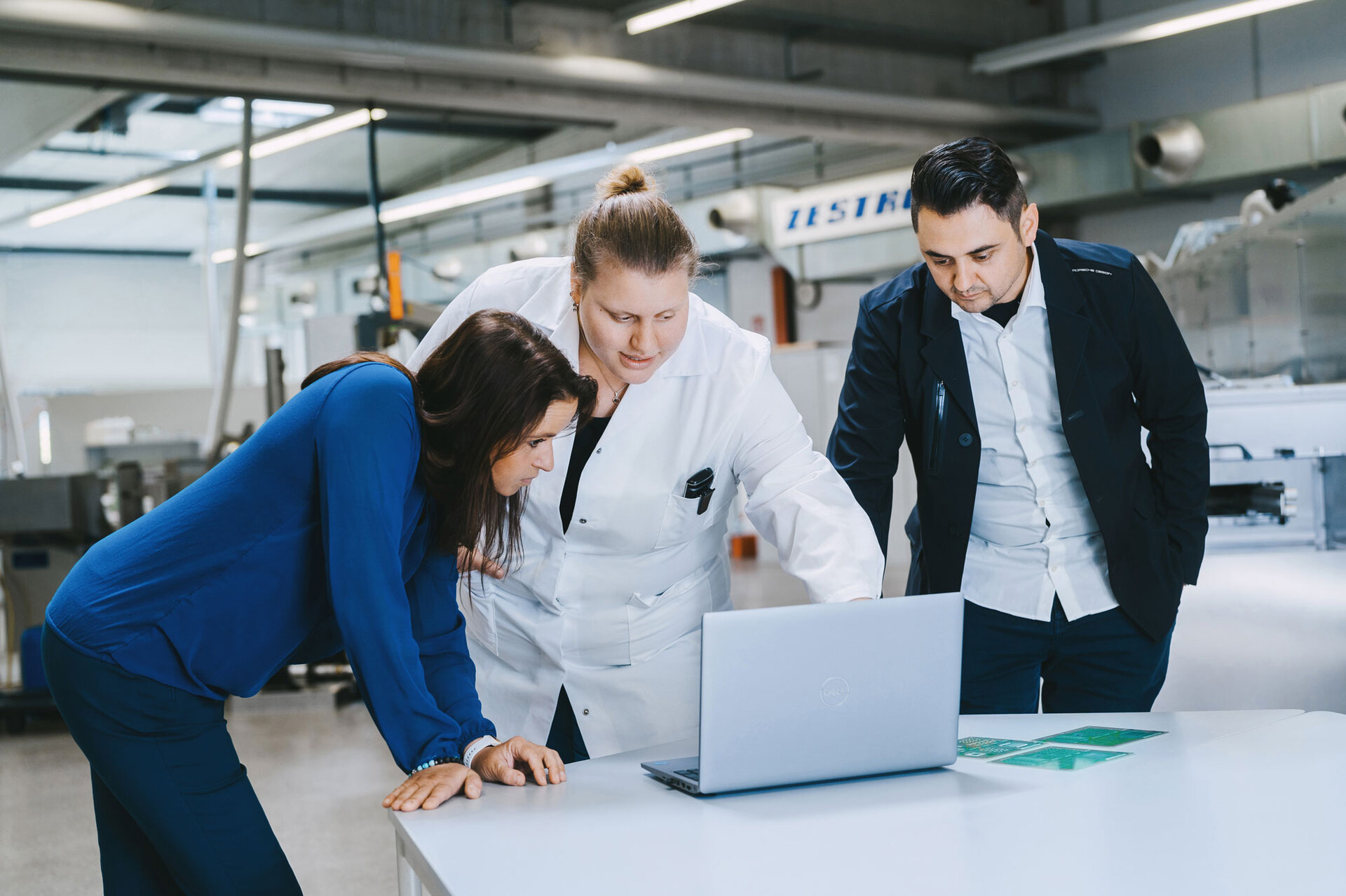 Beratung im Technikum zur Elektronikreinigung | © @The Sour Cherry Fotografie - Michaela Curtis