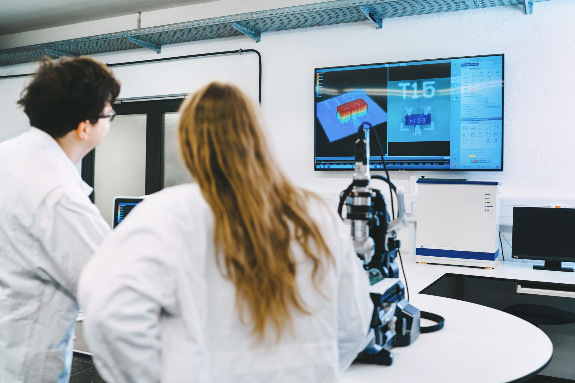 Analyse der Oberflächenreinheit an Hochvolt-Baugruppen zur Vermeidung elektrochemischer Risiken in Elektrofahrzeugen. | © @The Sour Cherry Fotografie - Michaela Curtis