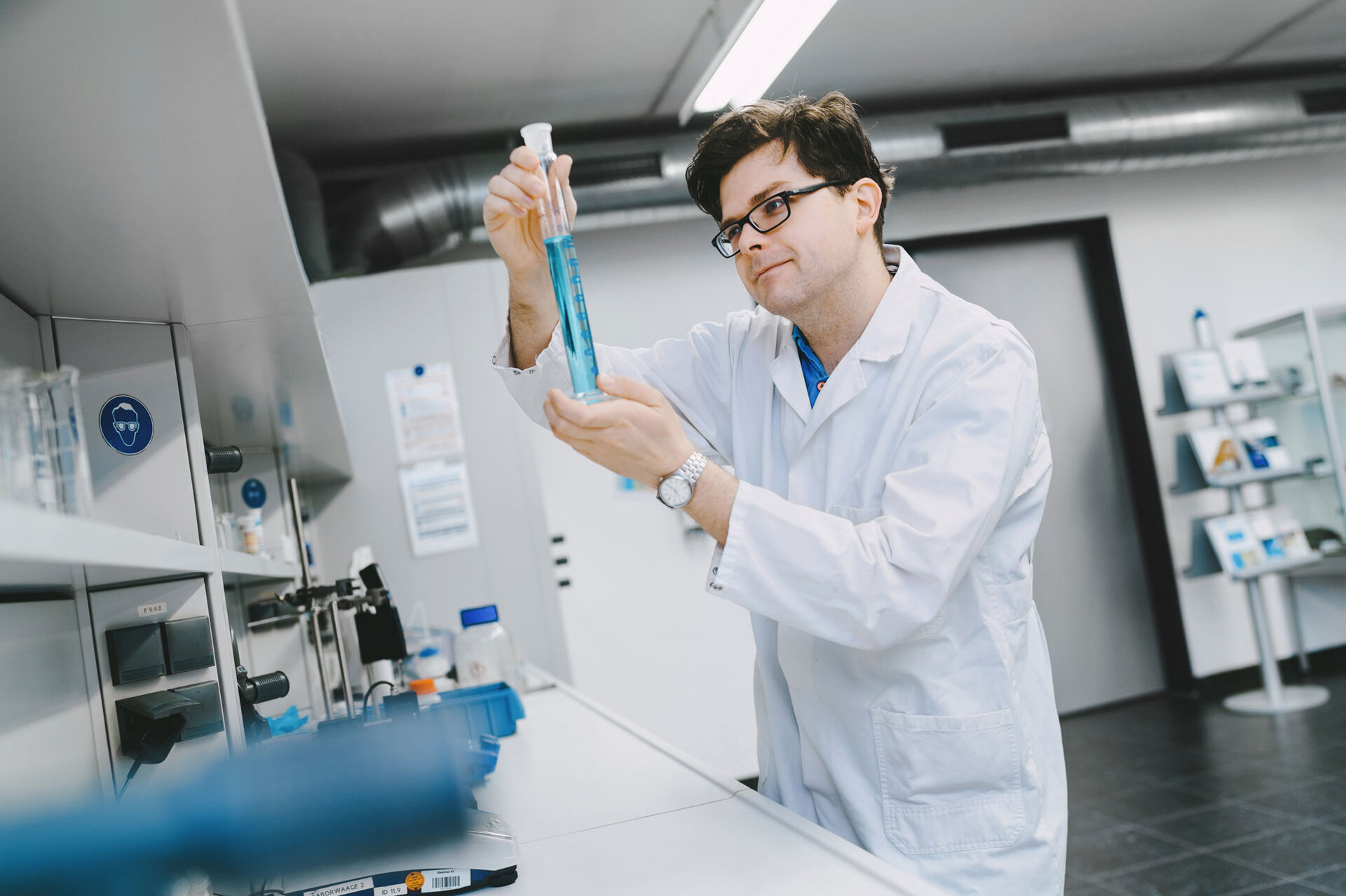 Ein Mitarbeiter führt eine Badanalyse durch zur Reinheitsbestimmung.  | © @The Sour Cherry Fotografie - Michaela Curtis