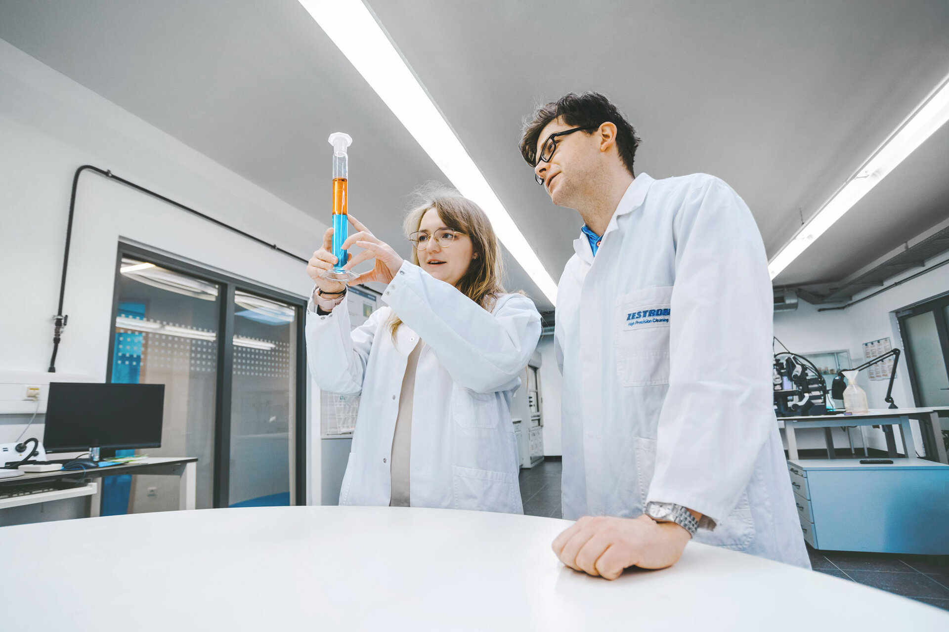 Nettoyage électronique industriel pour la sécurité des processus et des opérations optimisées. | © @The Sour Cherry Fotografie - Michaela Curtis