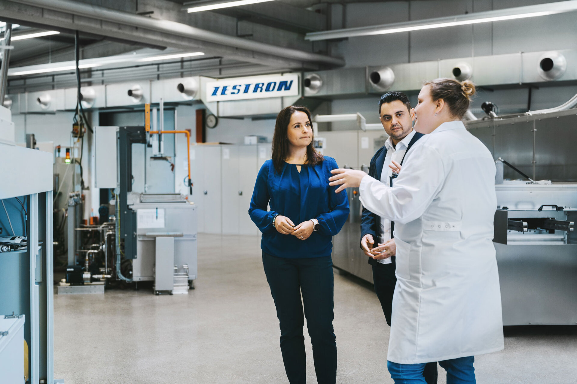 Beratung zur Prozessentwicklung in der Elektronikreinigung | © @The Sour Cherry Fotografie - Michaela Curtis