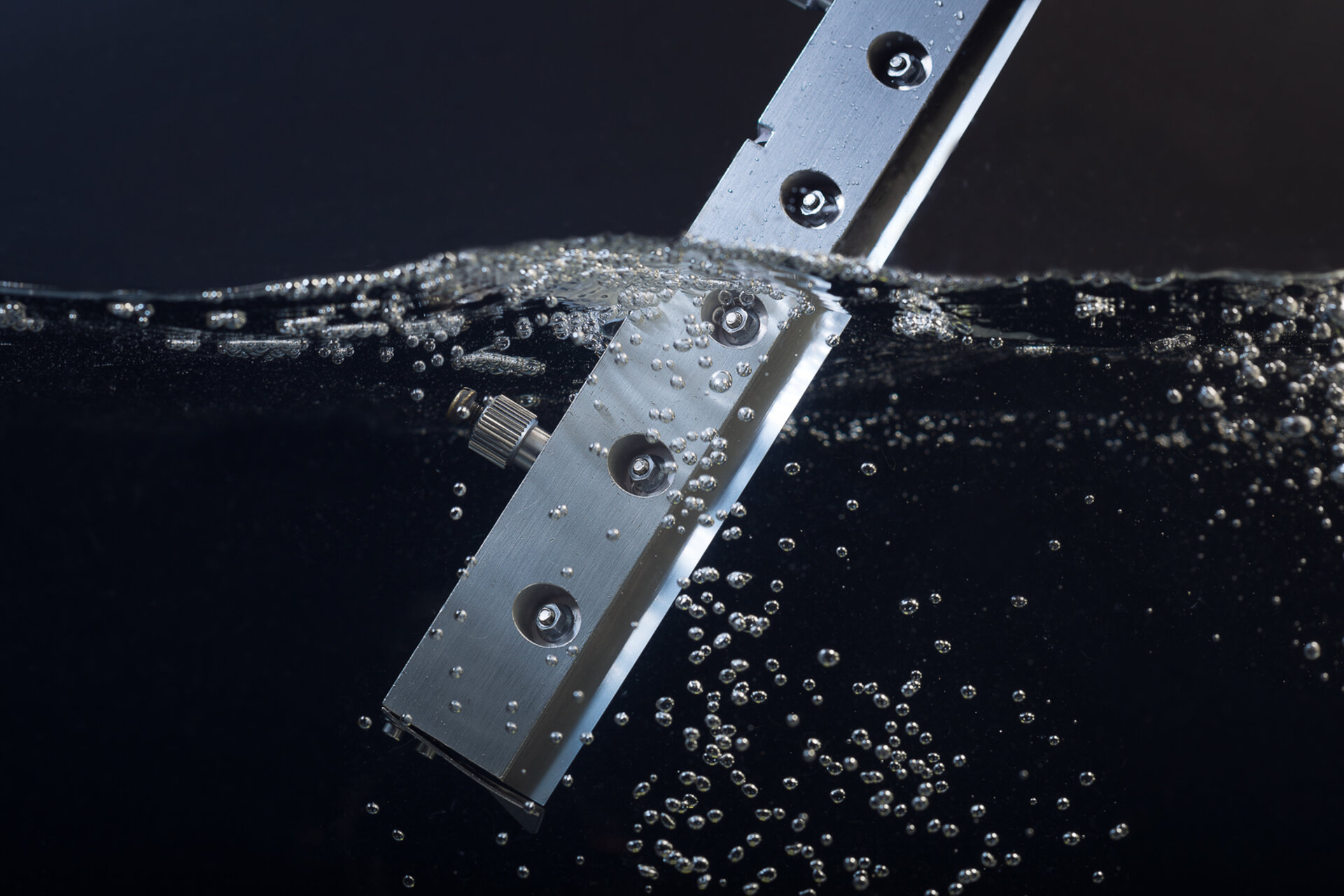 Rakel im SMT Drucker, der die Lotpaste aufträgt umgeben von Wasser. | © Zestron