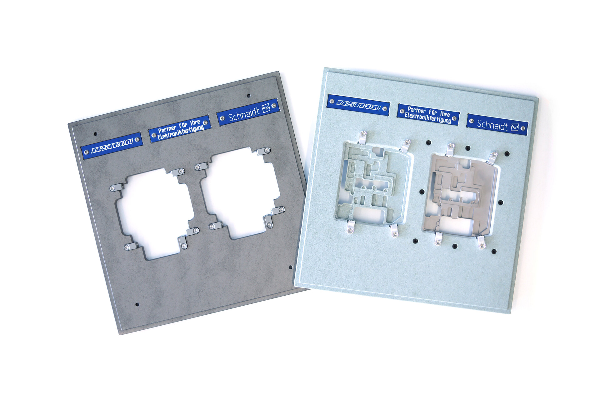 Es sind zwei Lackierrahmen zusehen, in denen die elektronischen Baugruppe für den Lackierprozess befestigt werden.  | © Zestron