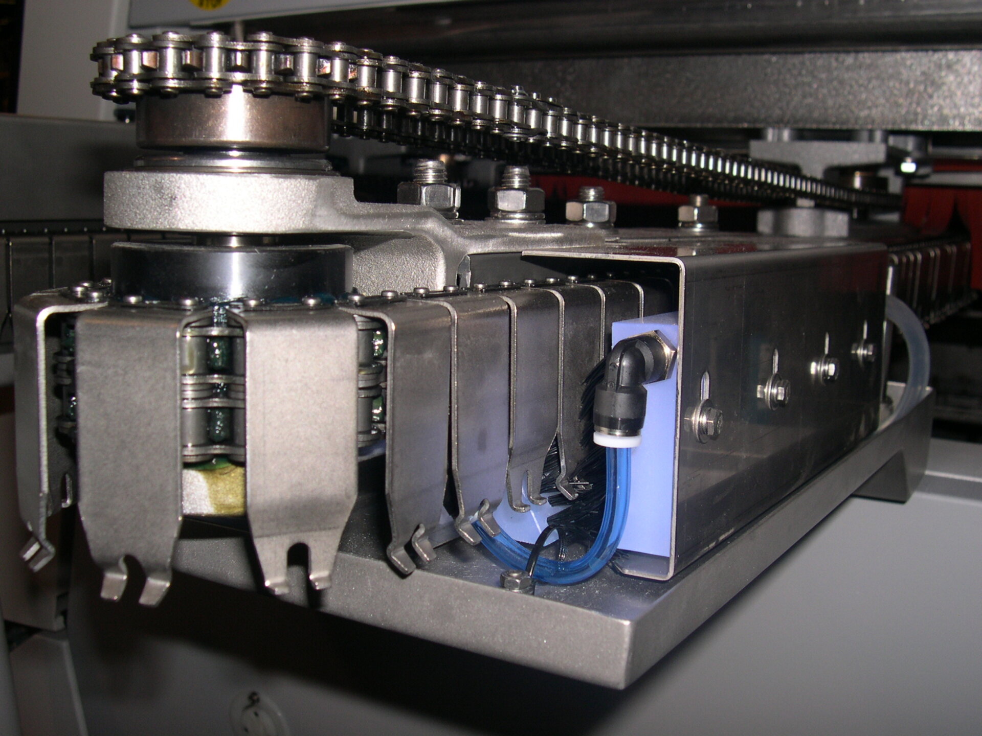 Transportfingern eines Förderbandes, die Leiterplatten transportieren, dabei können Verunreinigungen auftreten.  | © Zestron