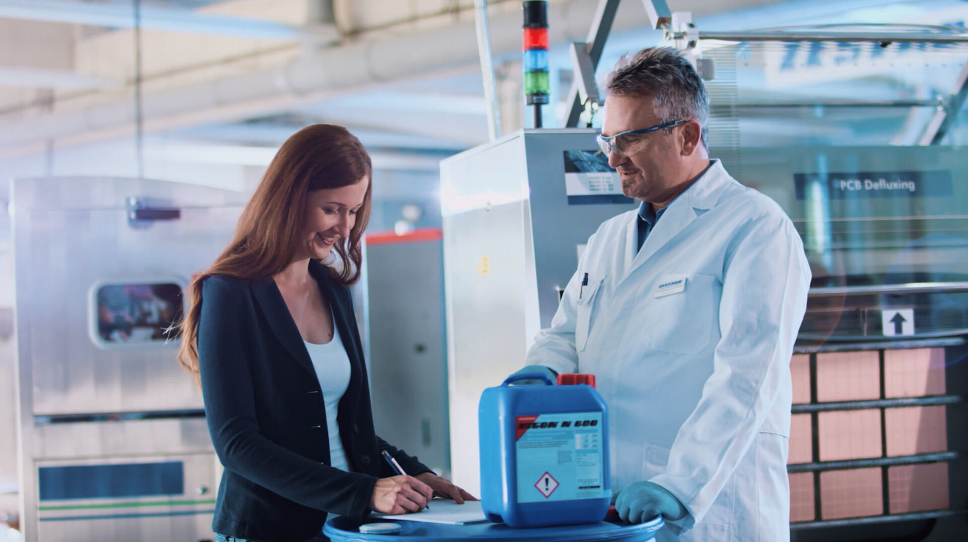 L'image montre un conseil à la clientèle de ZESTRON pour le choix d'un nettoyant électronique pour le nettoyage des modules.  | © Zestron