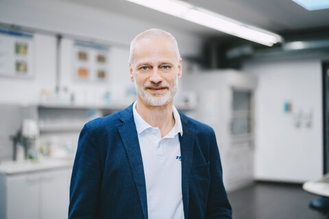 Experte für Oberflächenreinheit Dr. Schweigart, Zestron.  | © @The Sour Cherry Fotografie - Michaela Curtis