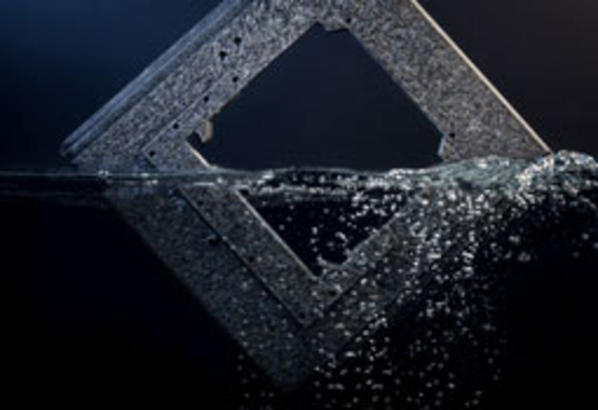 半田付け工程において、キャリアパレットからガスや蒸気が放出されます。フラックス回収装置が定期的に洗浄されていないと、熱移動が阻害され、沈殿量が大幅に減少します。フラックス回収装置の機能を保ち、寿命を伸ばし維持するためには、定期的なメンテナンスを推奨します。  キャリアパレットを洗浄する際は、主にひどく焼き付いたフラックス残渣を除去します。ウェーブ半田付け装置にて、適切な基板設置やプロセスが行えなくなり、プリント基板上で不均一な半田付け処理となってしまいます。  フラックス回収装置やキャリアパレットからのフラックス残渣除去は手拭き及び洗浄装置による洗浄が可能です。ゼストロンでは、低固形物、ロジン含有物、合成化合物、水溶性クリーム半田や、凝縮ガス放出によるひどく焼き付いたフラックス残渣の除去を目的に開発された、様々な水系メンテナンス洗浄剤を提供しております。