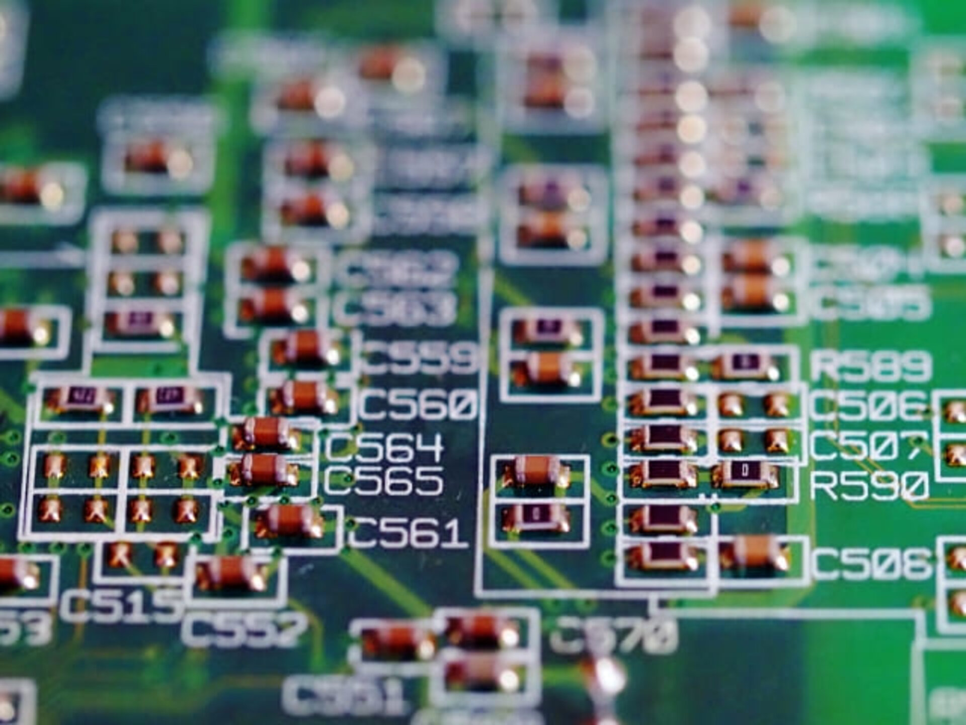 現代の電子部品実装において、はんだの性能要求がますます高まっています。単に物をつなげるだけでなく、耐熱性や放熱性、微細接合性など、多岐に渡る要件を満たす必要があります。特に、パワーデバイスのような高負荷の部品には、ヒートサイクル耐性や接合強度などより高い性能が求められます。また、最近では、ボイド対策や濡れ性向上のために、改良されたチキソ剤やポリマーを添加している事例もあり、化学的要素も含めた総合的な性能向上が実現されています。
