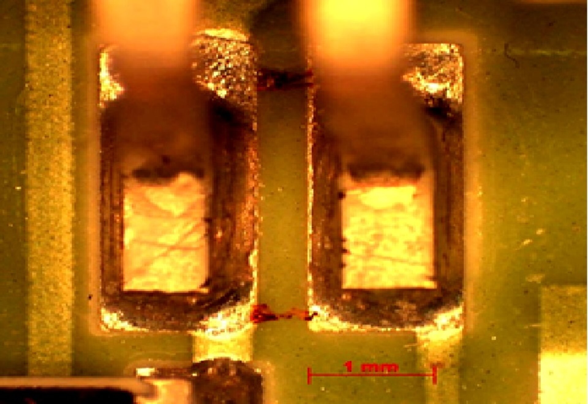 フラックス残渣は、はんだ付け後のワーク上に残るフラックス由来の残渣（コンタミ）のことで、成分はイオン、金属塩、有機物などがあります。 洗浄ペーストは洗浄する前提で成分を配合しているため、そのままにしておくと、マイグレーションによる絶縁不良や、腐食などの可能性が高まり、用途によっては人命やインフラにも関わるため、洗浄が必要となるケースがあります。