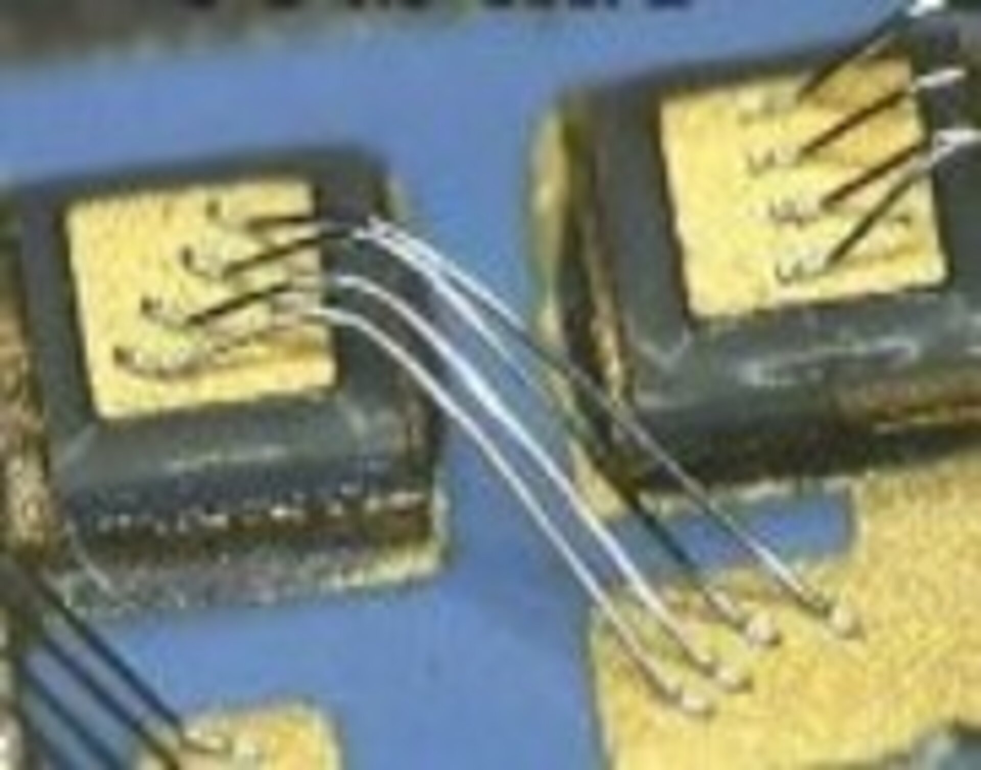 フラックス残渣は、はんだ付け後のワーク上に残るフラックス由来の残渣（コンタミ）のことで、成分はイオン、金属塩、有機物などがあります。 洗浄ペーストは洗浄する前提で成分を配合しているため、そのままにしておくと、マイグレーションによる絶縁不良や、腐食などの可能性が高まり、用途によっては人命やインフラにも関わるため、洗浄が必要となるケースがあります。