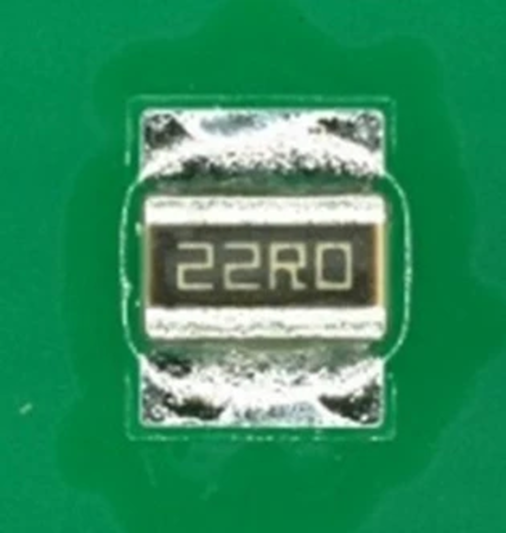 基板におけるチップ抵抗（レジスタ）において、電極が部品の長辺に配置されているタイプの抵抗を指します。 近年、高機能化と経時安定性を目的として使用されるケースが増加しています。