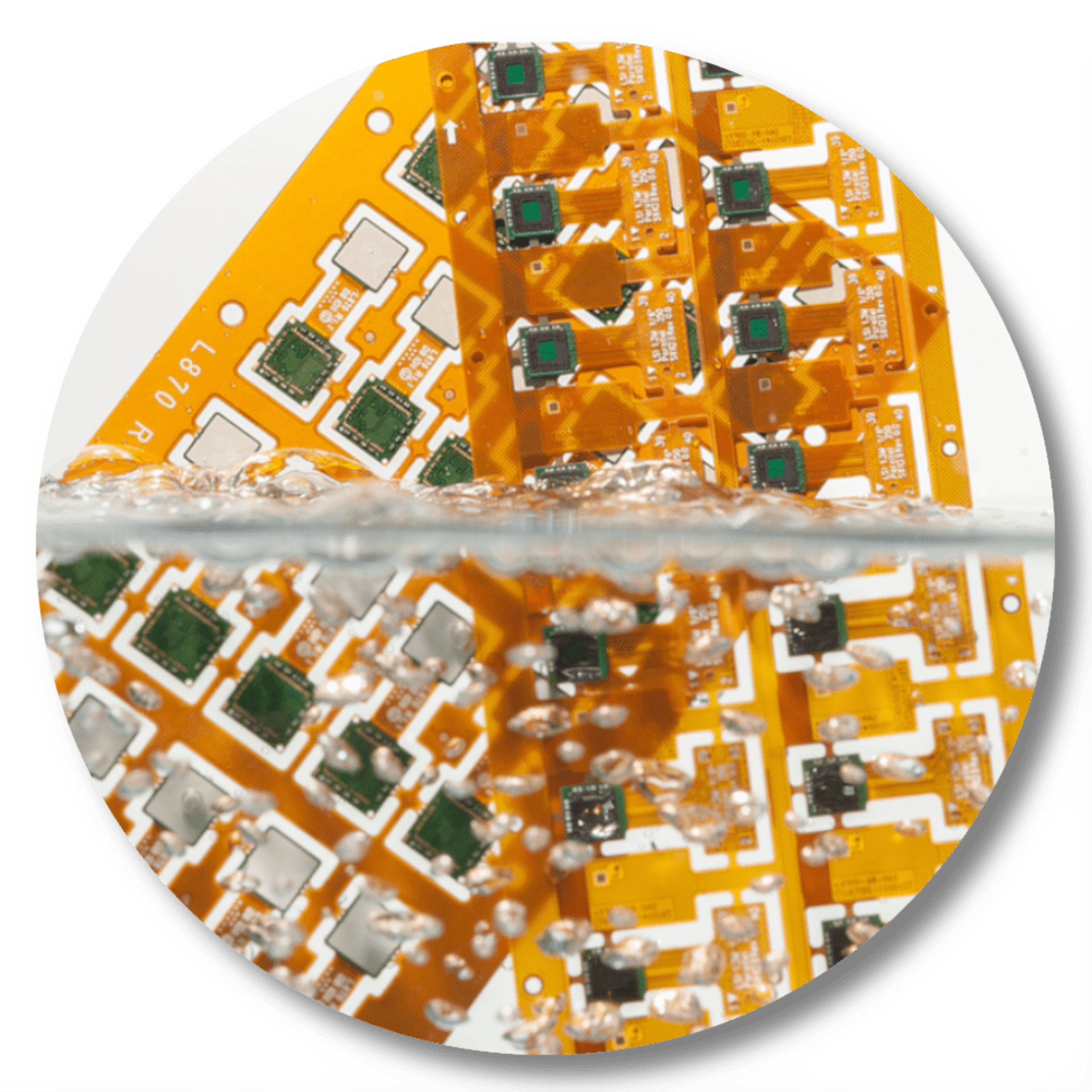 ゼストロンはフリップチップやCMOS、BGAのようなパッケージ向けに水系・溶剤系の洗浄剤をご提供しております。ゼストロンの洗浄剤は半田バンプリフロー工程のようなボーリングの前工程後、チップと基板間の狭い隙間やキャピラリからフラックス残渣を除去することができます。また、画像解像度を向上させるために、カメラモジュールから条痕やパーティクルを確実になくします。フラックス残渣及びパーティクルの除去により、アンダーフィル材の最適な濡れ性を保ちます。