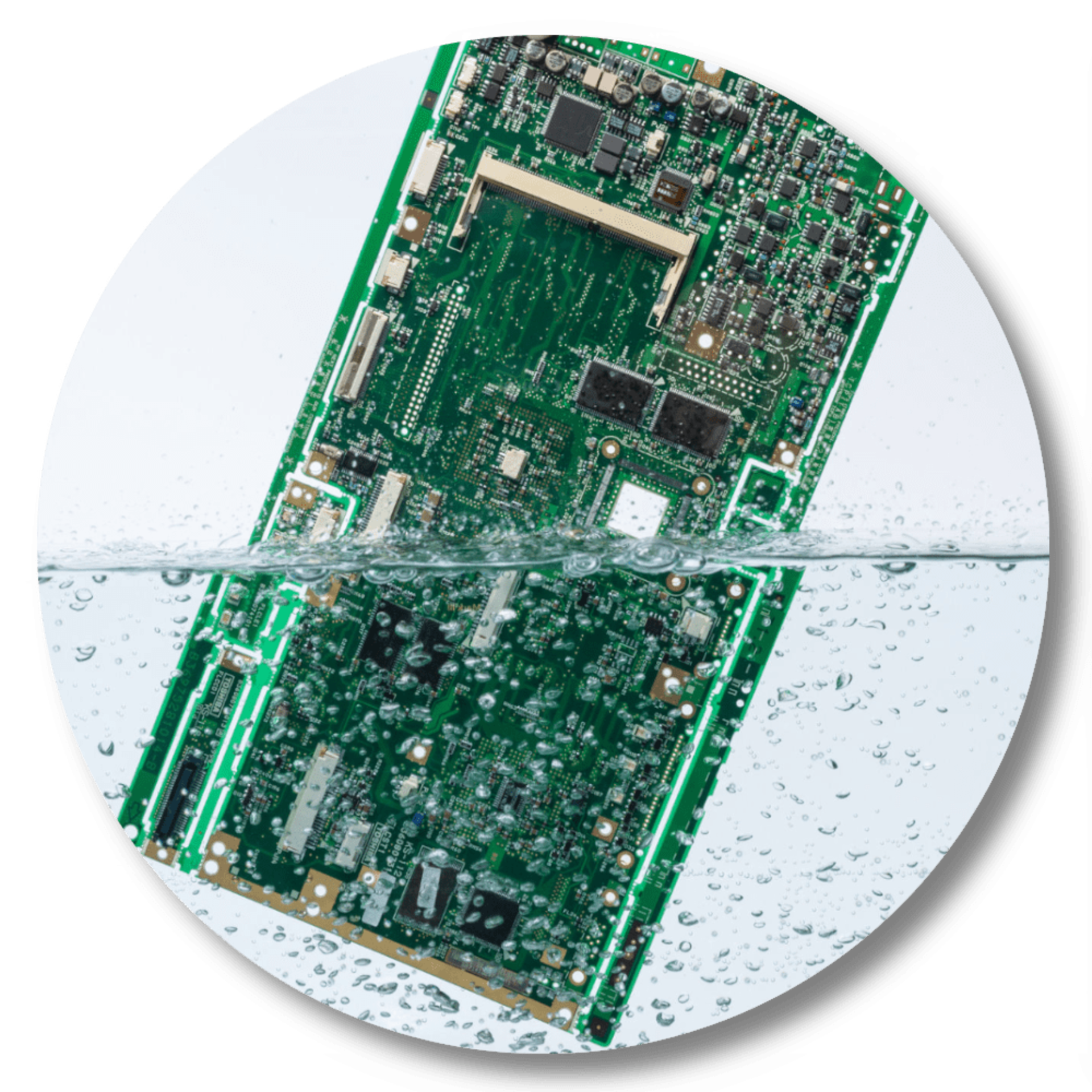 プリント基板（PCB）洗浄を行う際の最大の目的は、実装基板やハイブリッド基板などから樹脂、フラックス残渣、製品生産中に発生する残渣を除去することです。