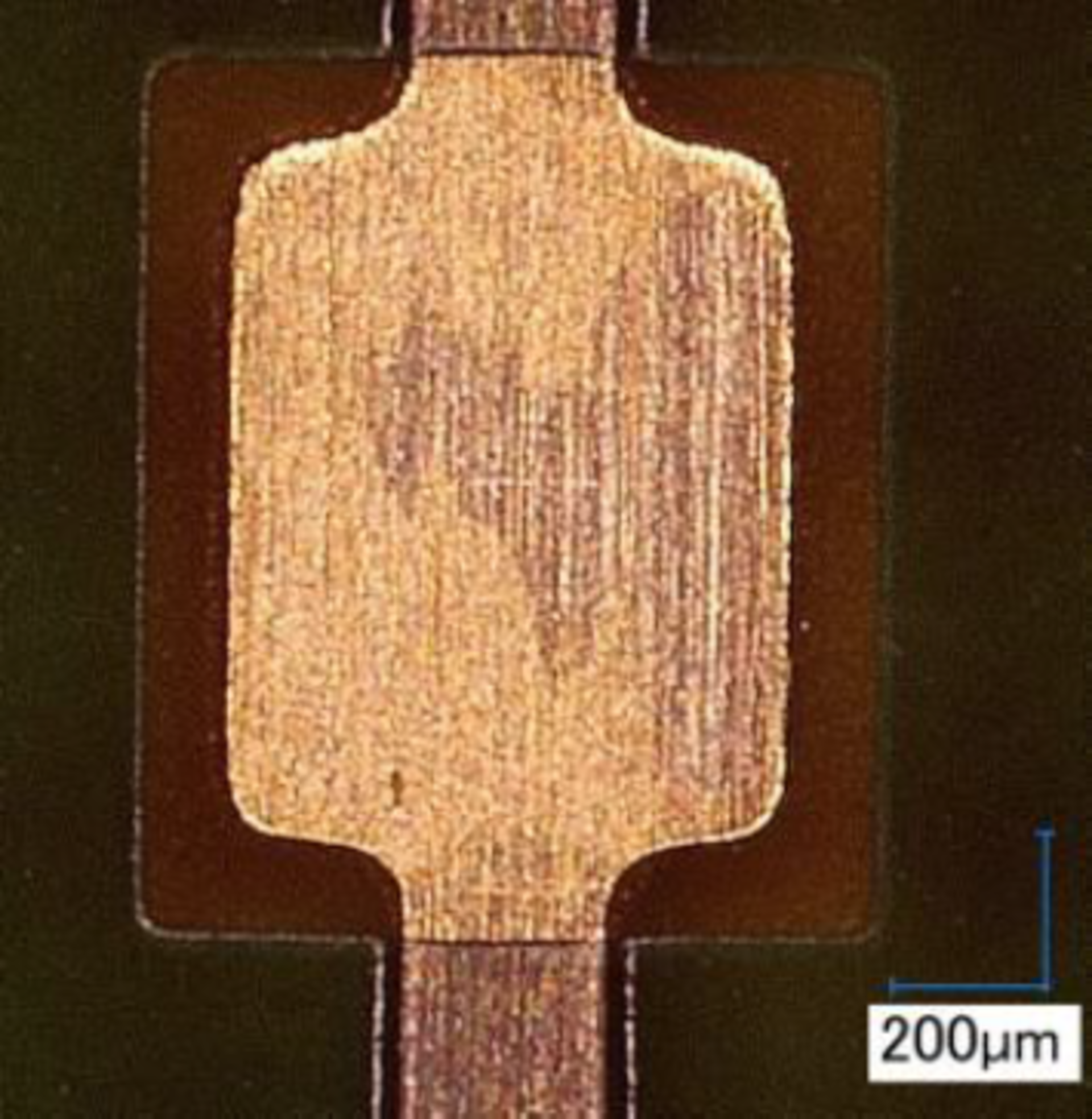 代表的な目に見えない残渣として挙げられるのが、イオン残渣です。 イオン残渣があることにより、絶縁不良等の可能性が高まり、加えて接合面にイオン濃縮によるシミが発生し、ワイヤボンディング性やモールド性を阻害してしまう懸念もあります。  しかし、イオン成分が付着していたとしても可視化できず、表面高さの違いもほとんど見られないので、外観検査機による検知は困難を極めます。
