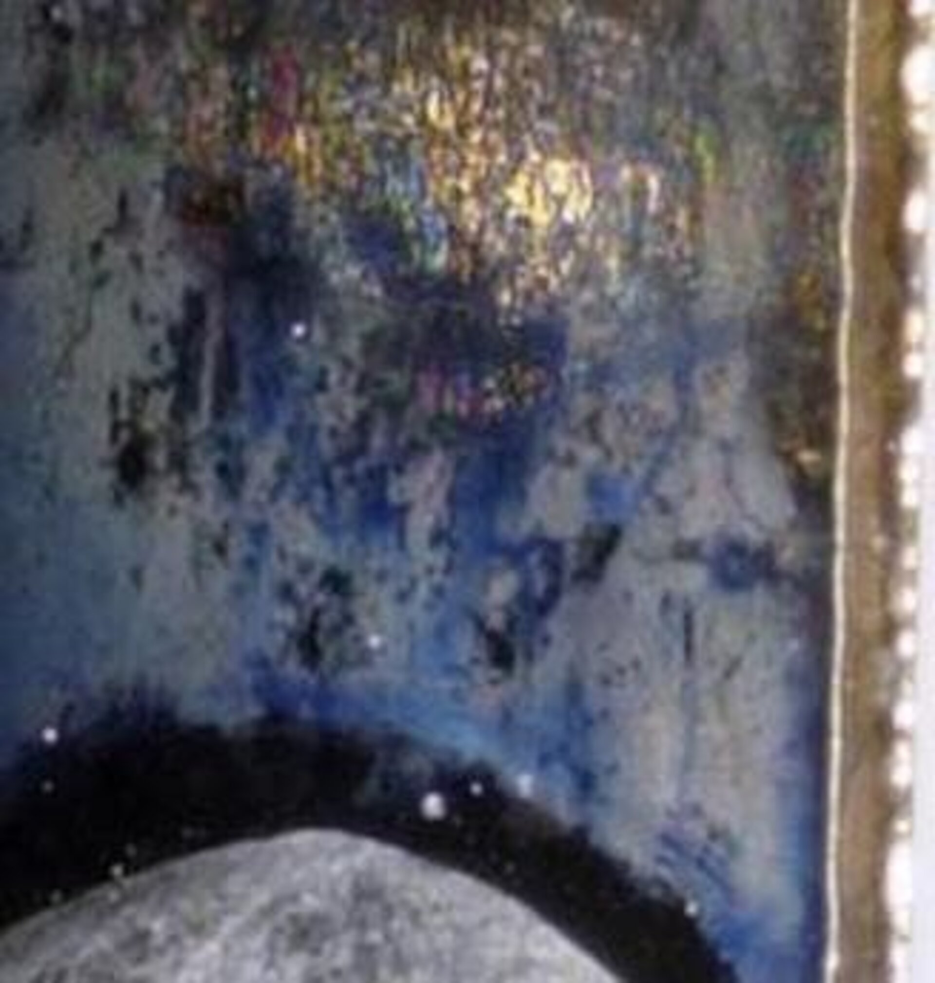 不溶性成分濃縮（再付着）され、表面に白色残渣。