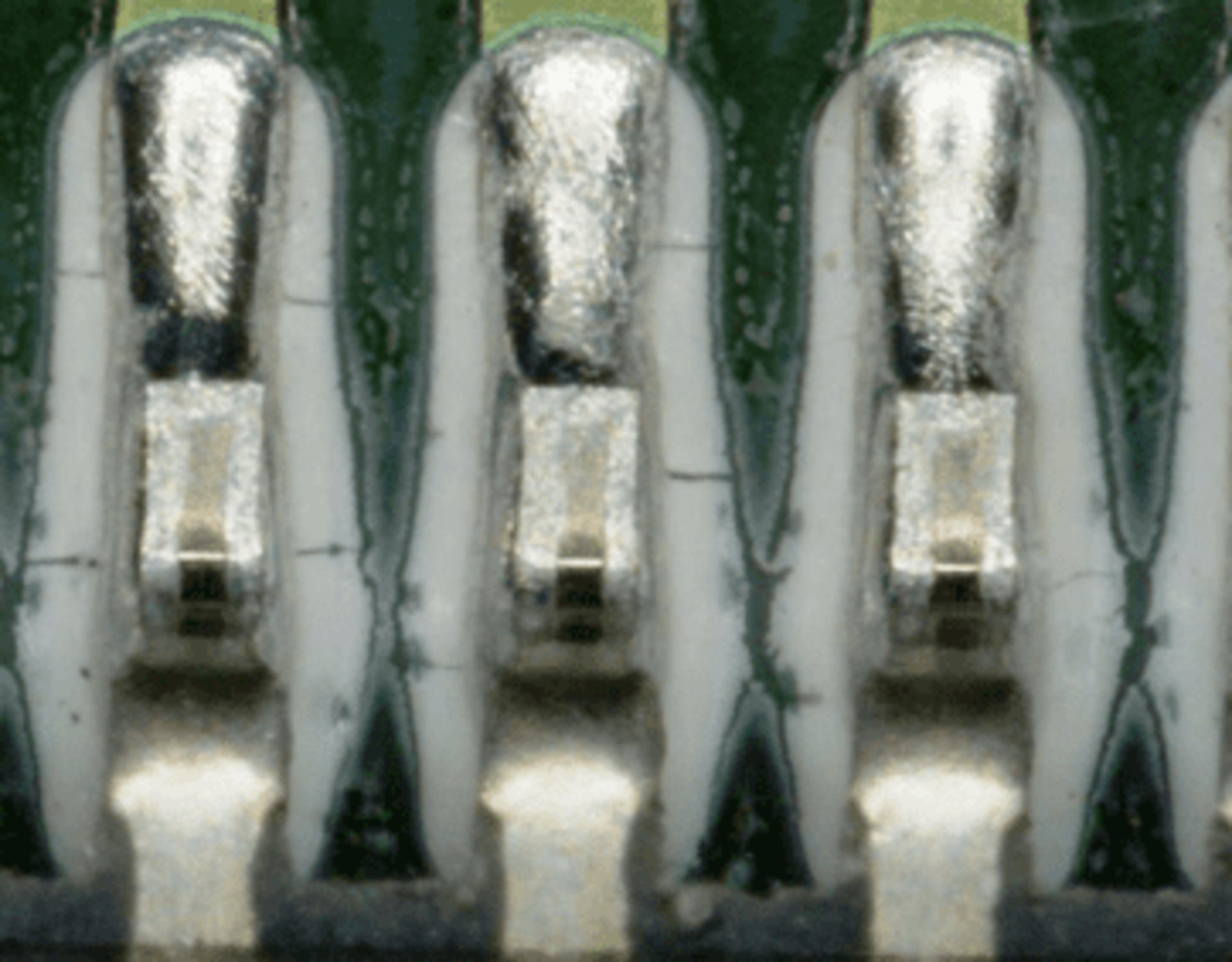 溶解性が得られず、残渣が白化