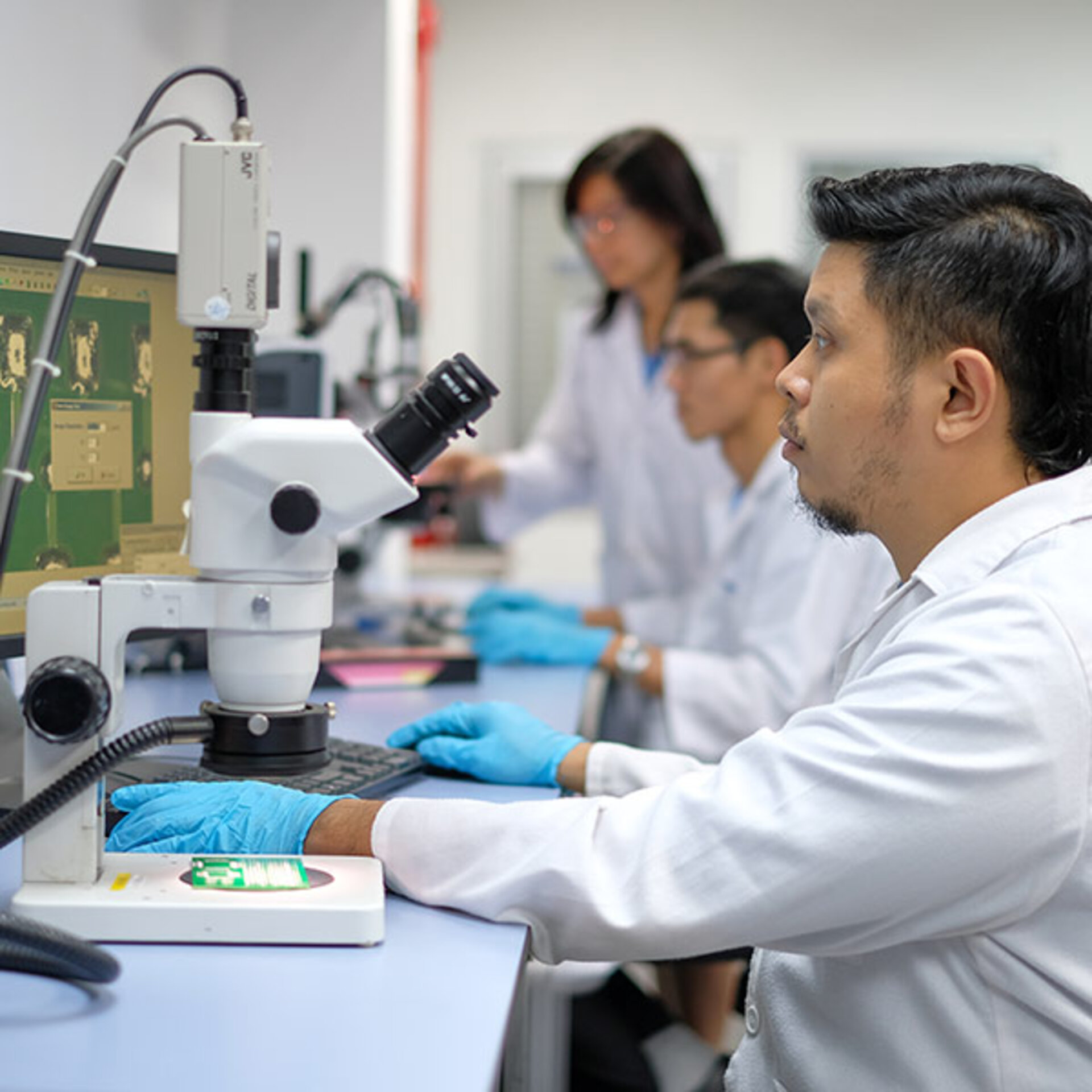 Application specialists monitoring cleanliness results | © Zestron