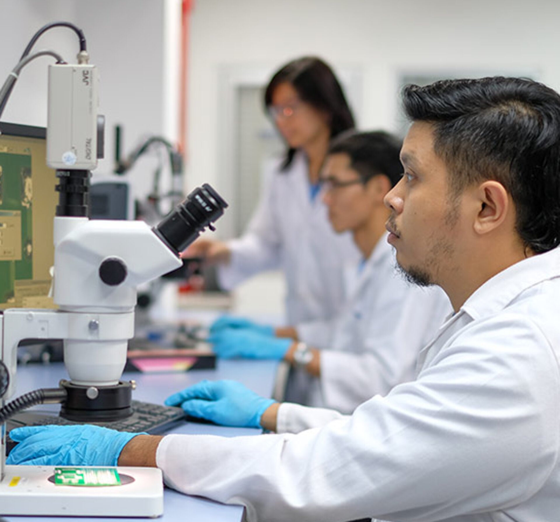 Application specialists monitoring cleanliness results | © Zestron