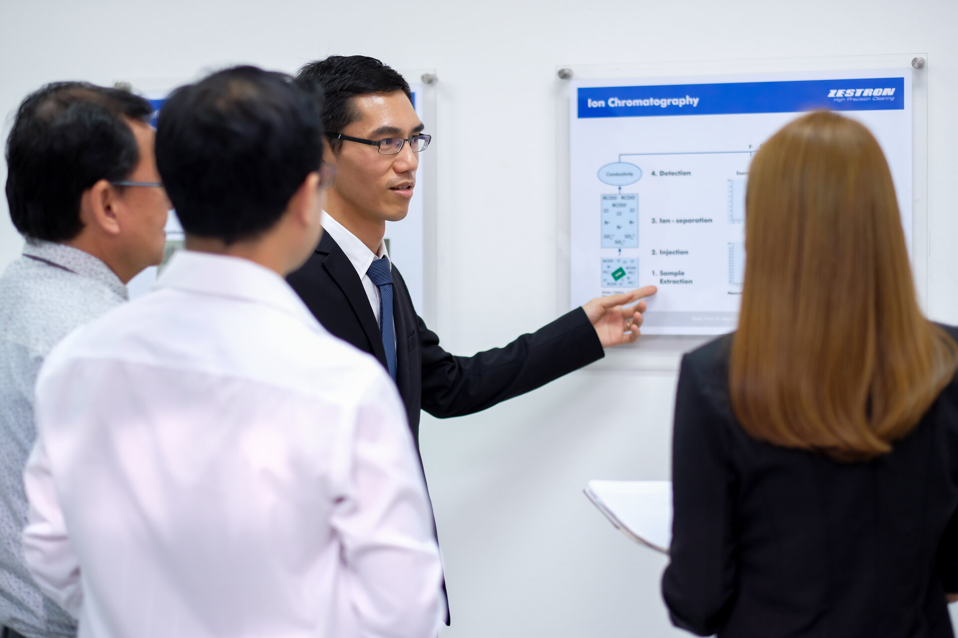 Application specialist explaning on the processes. | © Zestron