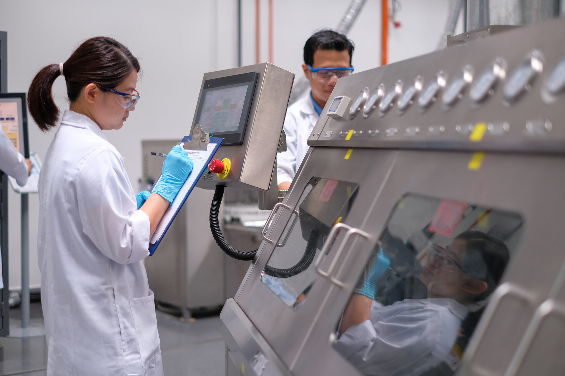 Application specialists monitoring in technical centre | © Zestron