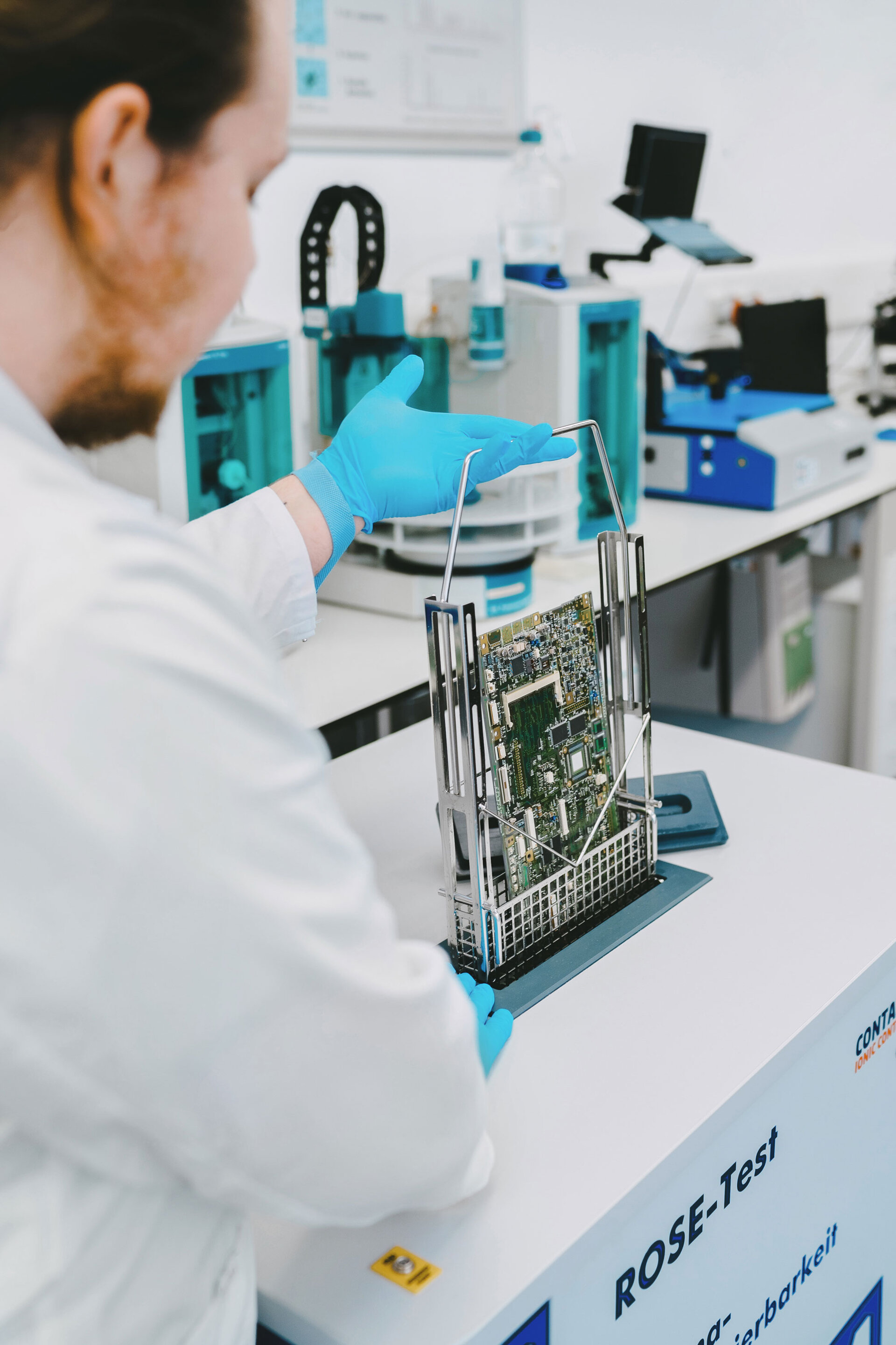 Engineers Performing Ionic Contamination Analytics | © Zestron