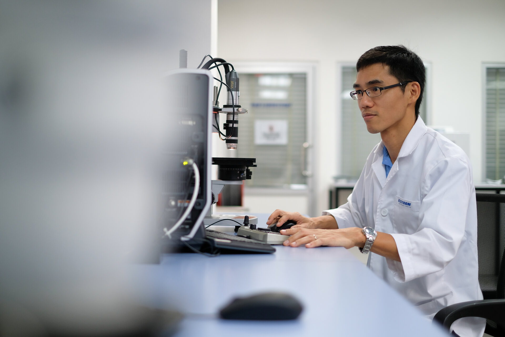 Engineer doing cleaning analysis | © Zestron
